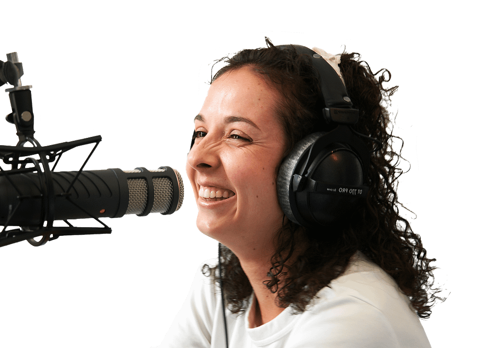 Photo d'Emma avec son set up, son micro et son casque en train d'enregistrer un épisode de Tips